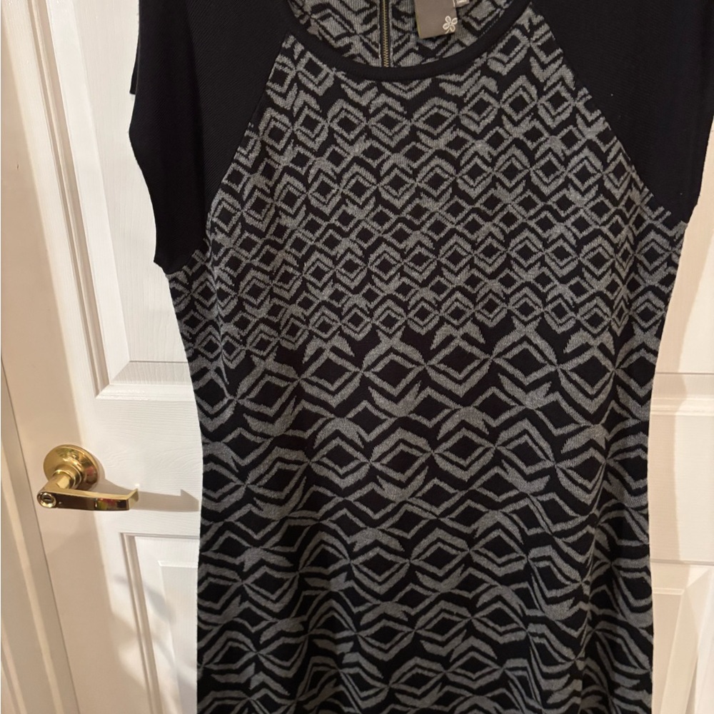 Taylor Black and Gray Geometric Short Sleeve Dress. Ptp 24 and length 27